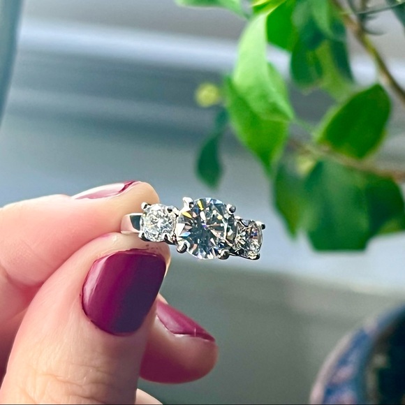 💍 Cubic Zirconia Classic Triple Stone Ring - Picture 2 of 6